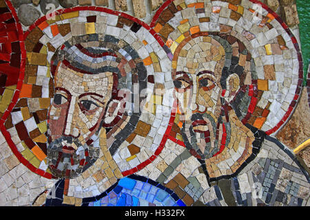 Colorato mosaico nel patio della chiesa Polloc. Un hotel molto bello e moderno artigianato d'arte. Foto Stock