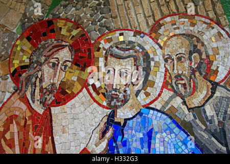 Colorato mosaico nel patio della chiesa Polloc. Un hotel molto bello e moderno artigianato d'arte. Foto Stock