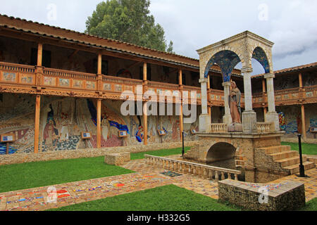 Il patio della molto bella chiesa a mosaico di Polloc, del Perù settentrionale vicino a Cajamarca Foto Stock