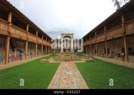 Il patio della molto bella chiesa a mosaico di Polloc, del Perù settentrionale vicino a Cajamarca Foto Stock