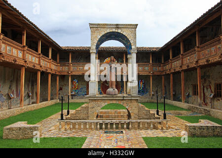 Il patio della molto bella chiesa a mosaico di Polloc, del Perù settentrionale vicino a Cajamarca Foto Stock