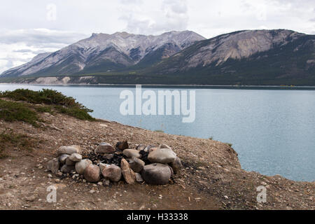 Uno del fuoco box sulla riva del lago di Abramo in Alberta Canada. Foto Stock