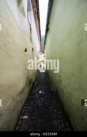 Strada Sforii ( string street ) è la strada più stretta nella città di Brasov, Romania. Foto Stock