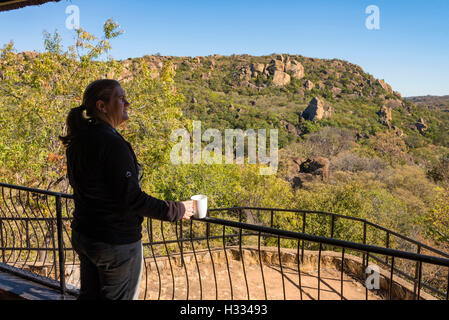 I turisti ammirano la vista dei kopjes di granito nel Parco Nazionale Matobo dello Zimbabwe. Foto Stock