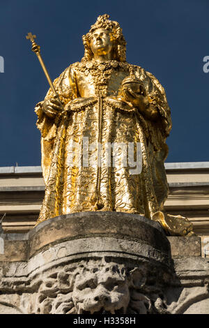 Statua della regina Anna in luogo di mercato, Kingston Upon Thames, Surrey, Regno Unito Foto Stock