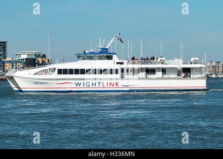 Catamarano Wightlink Wight Ryder II lasciando Portsmouth en route a Ryde, Isola di Wight Foto Stock