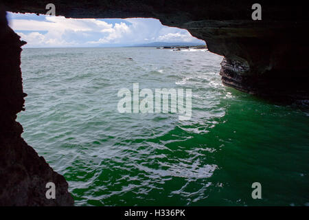 Vista sul mare attraverso cove in rocce Foto Stock