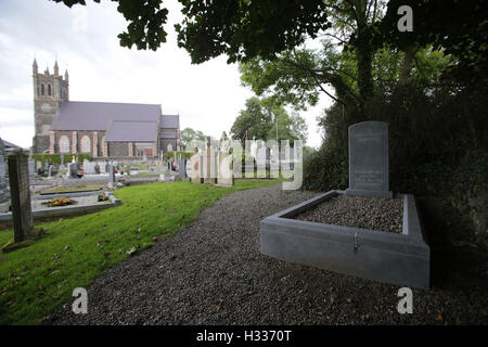 La lapide per Seamus Heaney la sua tomba, con incisa una citazione da una delle sue poesie. Il poeta, da Bellaghy, County Londo Foto Stock