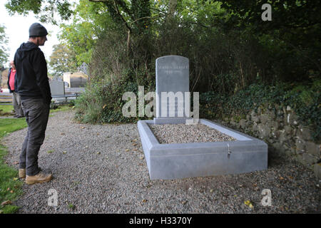 La lapide per Seamus Heaney la sua tomba, con incisa una citazione da una delle sue poesie. Il poeta, da Bellaghy, County Londo Foto Stock