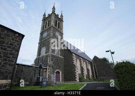 La lapide per Seamus Heaney la sua tomba, con incisa una citazione da una delle sue poesie. Il poeta, da Bellaghy, County Londo Foto Stock