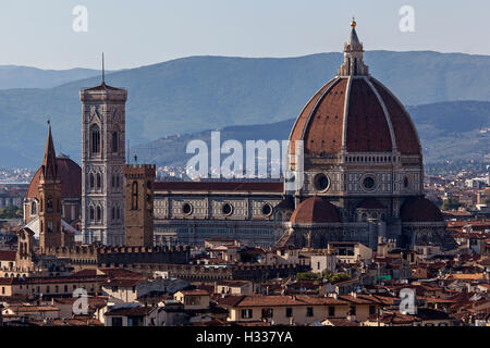 Vista dal Piazzale Michelangelo, a cupola e la Cattedrale di Santa Maria del Fiore, Firenze, Toscana, Italia Foto Stock