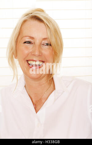 Donna, 49, in una sala spa Foto Stock