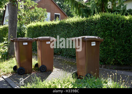 Brown cassonetti per i rifiuti organici con etichette con codice a barre, Stoccarda, Baden-Württemberg, Germania Foto Stock