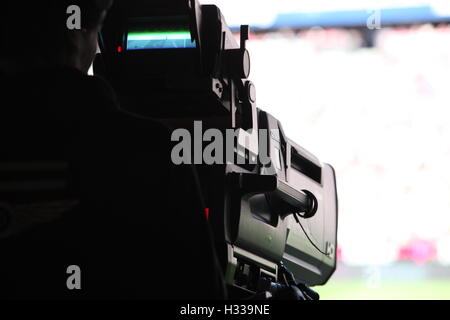 Telecamera in uno stadio durante una partita di calcio Foto Stock