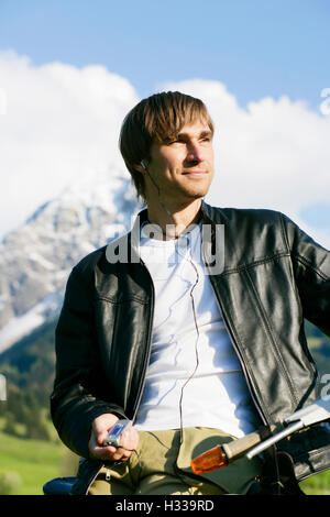 L'uomo, 29, su un classico scooter, Allgaeu, Bavaria Foto Stock