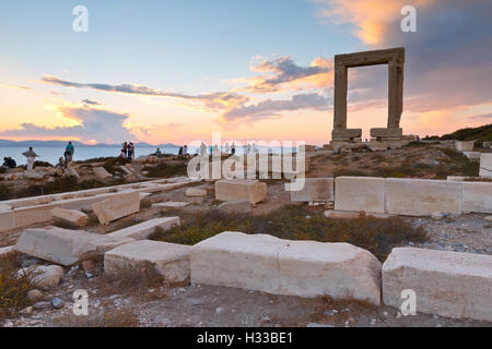 Vista di Portara e resti del tempio di Apollo al tramonto. Foto Stock