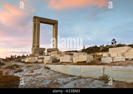 Vista di Portara e resti del tempio di Apollo al tramonto. Foto Stock