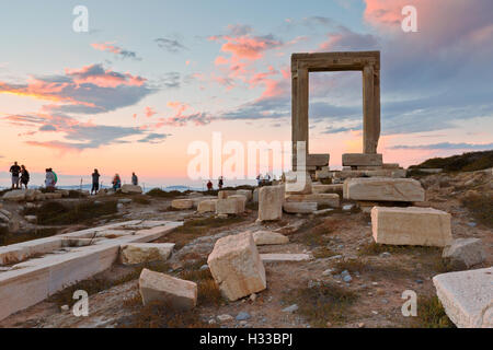 Vista di Portara e resti del tempio di Apollo al tramonto. Foto Stock