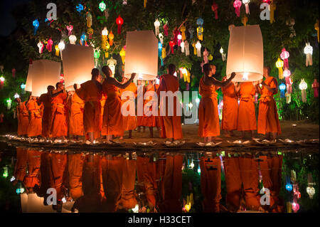 CHIANG MAI, Thailandia - Novembre 07, 2014: gruppi di giovani monaci buddisti lancio lanterne del cielo al Yee Peng festival delle luci. Foto Stock