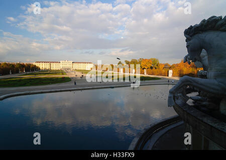 Wien, Vienna: vista dalla Fontana di Nettuno del Palazzo di Schonbrunn, 13., Wien, Austria Foto Stock