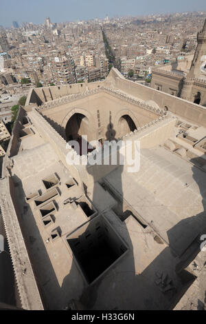 Sultan Hasan complesso, vista dal minareto di cortili e iwans, Cairo Foto Stock