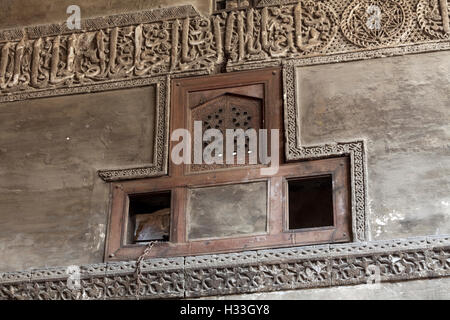Dettaglio di stucco nella madrasa di complessi del Salar e a Sanjar, Il Cairo, Egitto Foto Stock