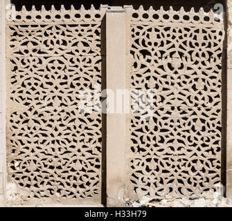 Pietra scolpita arabesque griglia, il complesso del Salar e a Sanjar, Il Cairo, Egitto Foto Stock