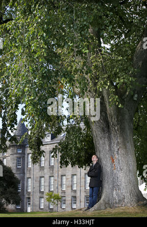 Dr Max Coleman, del Royal Botanic Garden Edinburgh, si appoggia contro uno dei due Elms di Wentworth alti 100 metri che sono stati scoperti all'interno del Palazzo di Holyroodhouse, la residenza ufficiale della Regina in Scozia. Foto Stock