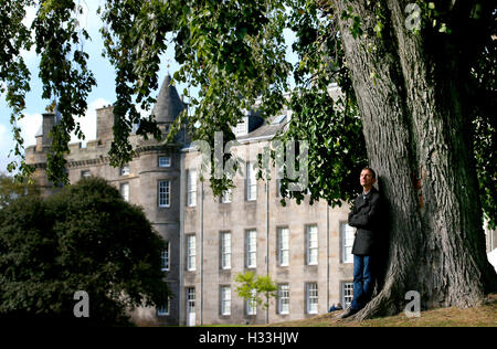 Dr Max Coleman, del Royal Botanic Garden Edinburgh, si appoggia contro uno dei due Elms di Wentworth alti 100 metri che sono stati scoperti all'interno del Palazzo di Holyroodhouse, la residenza ufficiale della Regina in Scozia. Foto Stock