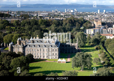 È sotto embargo per 0001 Martedì 4 ottobre una delle due 100ft tall Wentworth olmi (angolo inferiore destro) che sono stati scoperti nei giardini del Palazzo di Holyroodhouse, Regina della residenza ufficiale in Scozia. Foto Stock