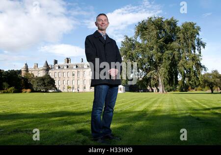È sotto embargo per 0001 Martedì 4 ottobre il Dr Max Coleman, del Royal Botanic Garden Edinburgh, sorge nella parte anteriore di uno dei due 100ft tall Wentworth elms che sono stati scoperti nei giardini del Palazzo di Holyroodhouse, Regina della residenza ufficiale in Scozia. Foto Stock