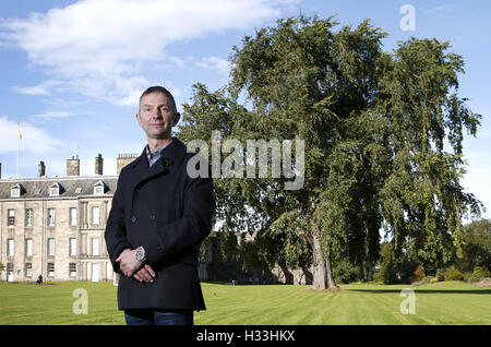 Dr Max Coleman, del Royal Botanic Garden Edinburgh, si trova di fronte a uno dei due Elmi di Wentworth alti 100 metri che sono stati scoperti all'interno del Palazzo di Holyroodhouse, la residenza ufficiale della Regina in Scozia. Foto Stock