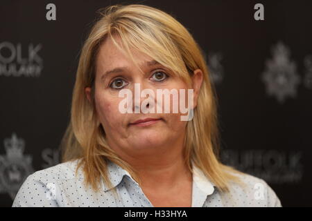Nicola Urquhart, madre di mancanza di 23-anno-vecchio Corrie McKeague parla durante una conferenza stampa a Bury St Edmunds stazione di polizia nel Suffolk, come la polizia sta indagando la scomparsa della RAF veterano, chi è stato assente per più di una settimana tra paure egli potrebbe essere stata rapita. Foto Stock