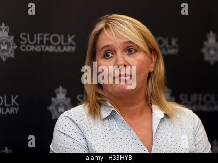 Nicola Urquhart, madre di mancanza di 23-anno-vecchio Corrie McKeague, parla nel corso di una conferenza stampa a Bury St Edmunds stazione di polizia nel Suffolk, come la polizia sta indagando la scomparsa della RAF veterano, chi è stato assente per più di una settimana tra paure egli potrebbe essere stata rapita. Foto Stock