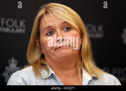 Nicola Urquhart, madre di mancanza di 23-anno-vecchio Corrie McKeague parla durante una conferenza stampa a Bury St Edmunds stazione di polizia nel Suffolk, come la polizia sta indagando la scomparsa della RAF veterano, chi è stato assente per più di una settimana tra paure egli potrebbe essere stata rapita. Foto Stock