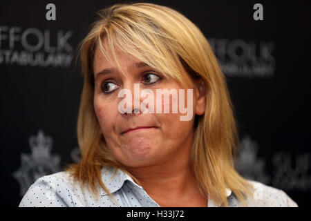 Nicola Urquhart, madre di mancanza di 23-anno-vecchio Corrie McKeague parla durante una conferenza stampa a Bury St Edmunds stazione di polizia nel Suffolk, come la polizia sta indagando la scomparsa della RAF veterano, chi è stato assente per più di una settimana tra paure egli potrebbe essere stata rapita. Foto Stock