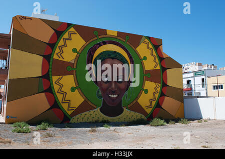 Fuerteventura Isole Canarie Nord Africa: un grande murale che rappresenta un sorridente donna africana in El Matorral, piccolo villaggio vicino all'aeroporto dell'isola Foto Stock