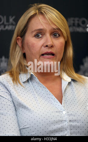 Nicola Urquhart, madre di mancanza di 23-anno-vecchio Corrie McKeague parla durante una conferenza stampa a Bury St Edmunds stazione di polizia nel Suffolk, come la polizia sta indagando la scomparsa della RAF veterano, chi è stato assente per più di una settimana tra paure egli potrebbe essere stata rapita. Foto Stock