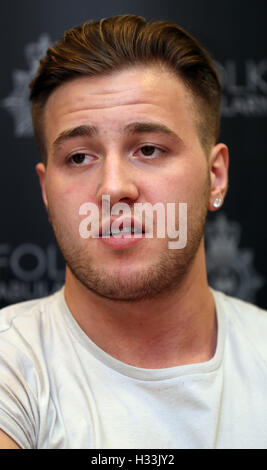 Darroch McKeague, fratello di mancanza di 23-anno-vecchio Corrie McKeague parla durante una conferenza stampa a Bury St Edmunds stazione di polizia nel Suffolk, come la polizia sta indagando la scomparsa della RAF veterano, chi è stato assente per più di una settimana tra paure egli potrebbe essere stata rapita. Foto Stock