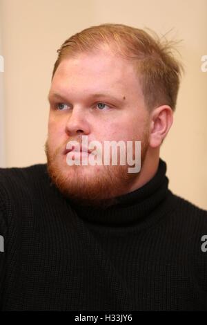 McKeague Makeyan, fratello di mancanza di 23-anno-vecchio Corrie McKeague durante una conferenza stampa a Bury St Edmunds stazione di polizia nel Suffolk, come la polizia sta indagando la scomparsa della RAF veterano, chi è stato assente per più di una settimana tra paure egli potrebbe essere stata rapita. Foto Stock