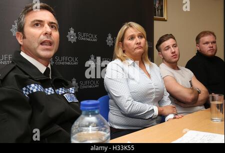(Da sinistra a destra) Agente Sovrintendente Capo Kim Warner di Suffolk parla di polizia al fianco di madre di mancante 23-anno-vecchio Corrie McKeague, Nicola Urquhart e i suoi fratelli Darroch e Makeyan McKeague, durante una conferenza stampa a Bury St Edmunds stazione di polizia nel Suffolk, come la polizia sta indagando la scomparsa della RAF veterano, chi è stato assente per più di una settimana tra paure egli potrebbe essere stata rapita. Foto Stock