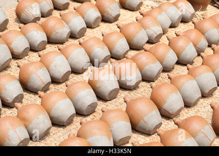 File o righe di bicchieri di essiccazione al sole in potters square, Bhaktapur, Nepal Foto Stock