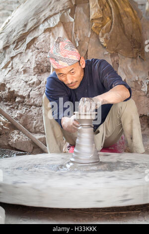 Un vasaio al lavoro in piazza Potter, Bhaktapur, Nepal, Asia Foto Stock