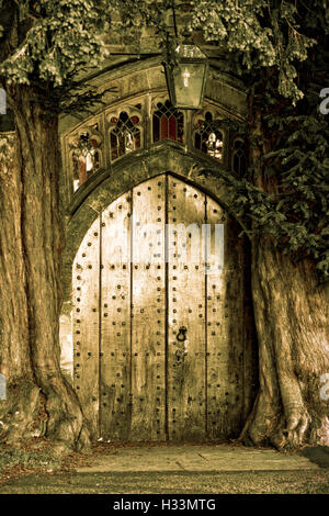 Bellissima chiesa in legno porta impostata tra due alberi di tasso in Stow on the wold Foto Stock