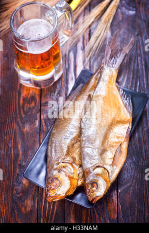 Pesce affumicato su piastra e su un tavolo Foto Stock