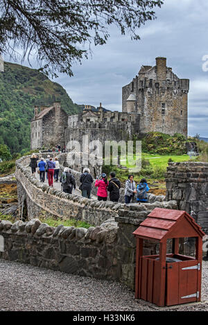 I turisti in visita a Castello Eilean Donan in Loch Duich, Ross and Cromarty, Highlands occidentali della Scozia, Regno Unito Foto Stock