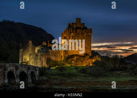 Illuminata Eilean Donan Castle in notturna a Loch Duich, Ross and Cromarty, Highlands occidentali della Scozia, Regno Unito Foto Stock