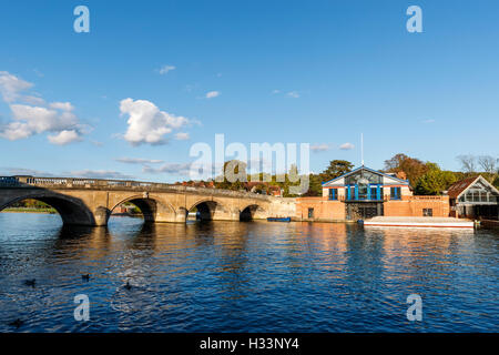 Upstream view of the historic 18th century road bridge at Henley-on-Thames, Oxfordshire, UK on a sunny day with blue sky Foto Stock