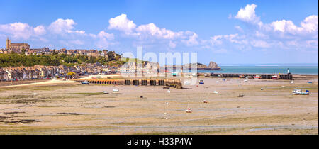 La bassa marea nel villaggio di Cancale e porto di pesca. Pier e barca. Brittany, Francia. L'Europa. Foto Stock