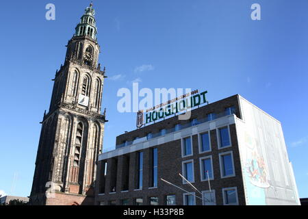 Edificio della società mutua Fides, student association Vindicat Atque Polit, Grote Markt, Groningen, Paesi Bassi con torre Martini (Martinitoren) Foto Stock